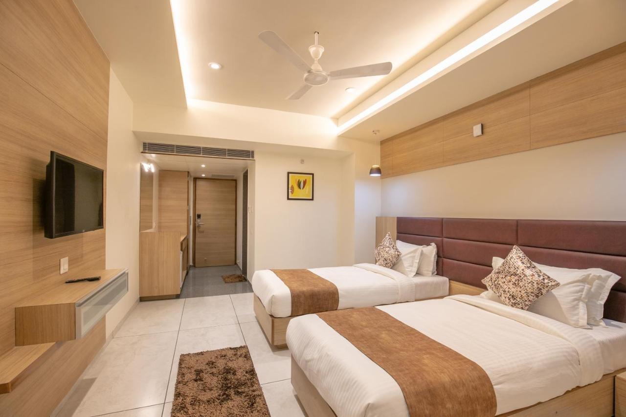 Hotel Silvera Grand Ahmadabad Zewnętrze zdjęcie