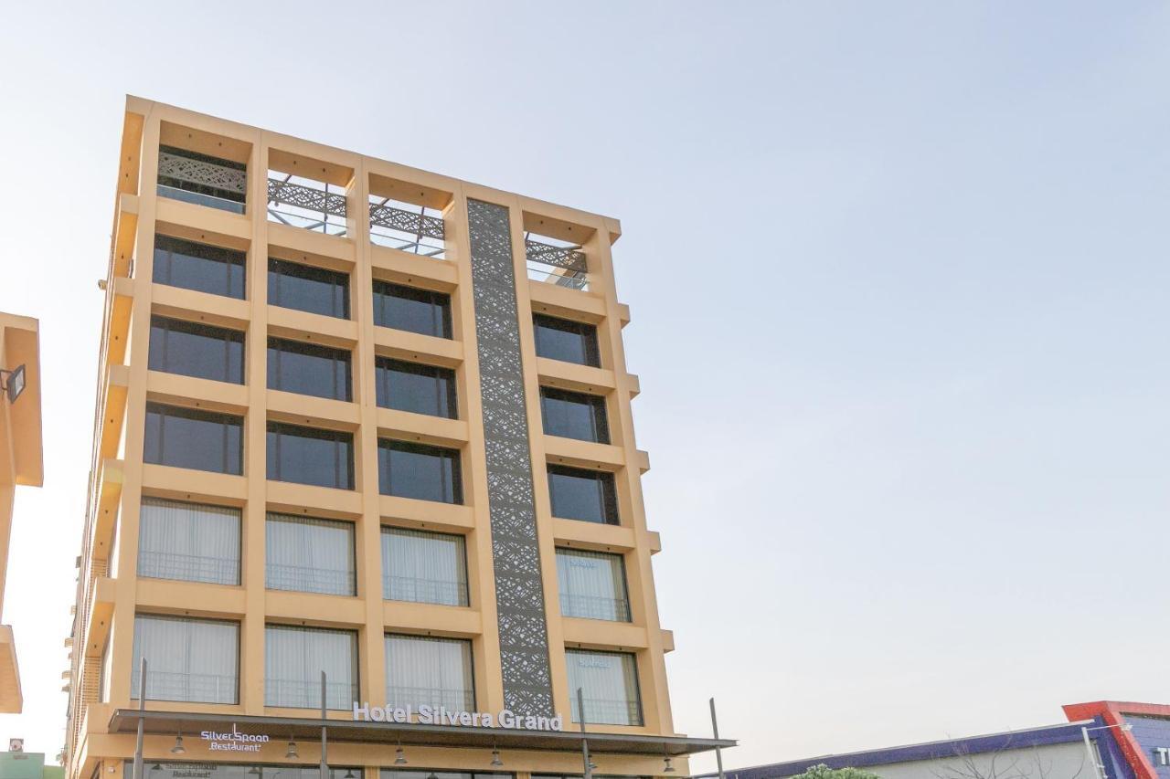 Hotel Silvera Grand Ahmadabad Zewnętrze zdjęcie