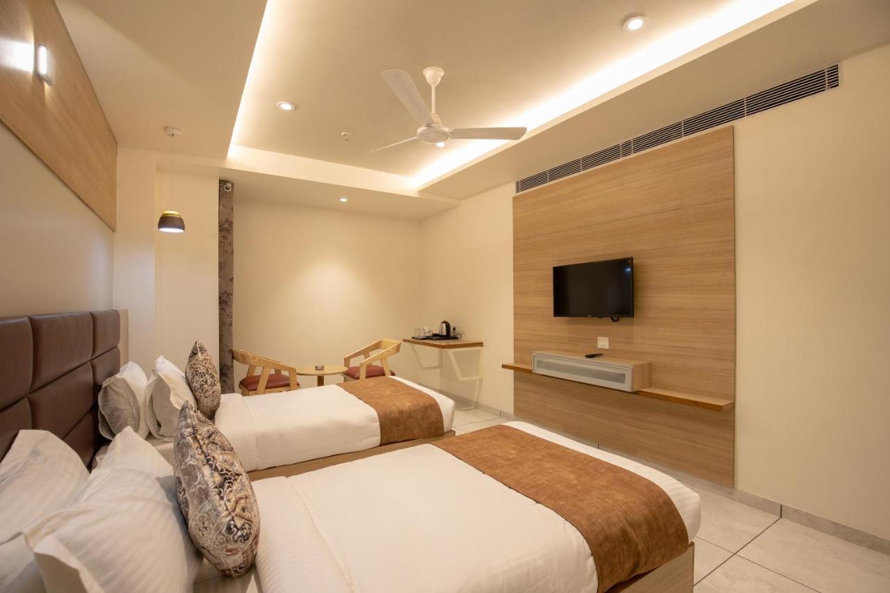 Hotel Silvera Grand Ahmadabad Zewnętrze zdjęcie