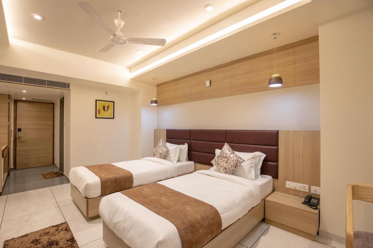 Hotel Silvera Grand Ahmadabad Zewnętrze zdjęcie