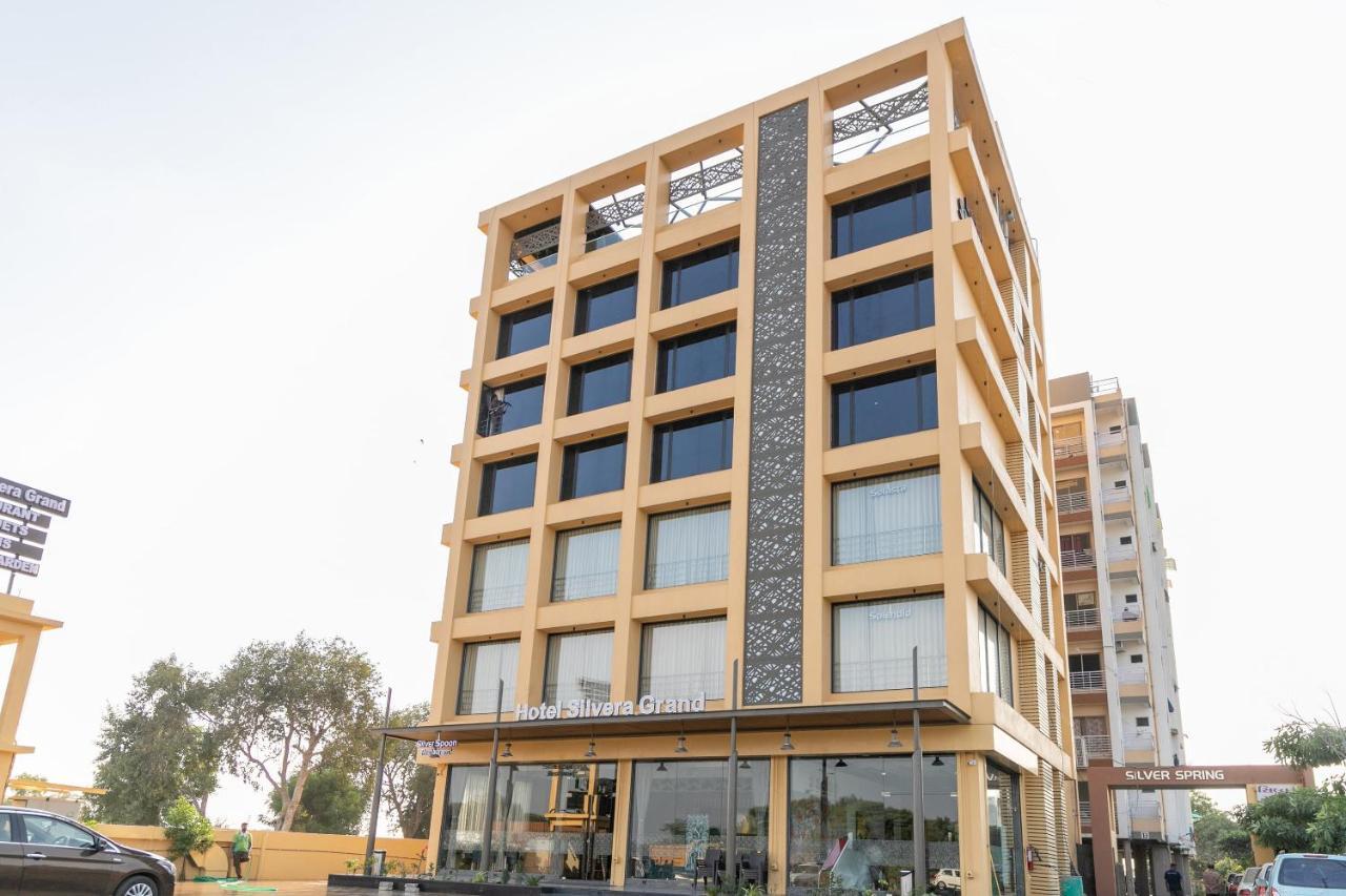 Hotel Silvera Grand Ahmadabad Zewnętrze zdjęcie