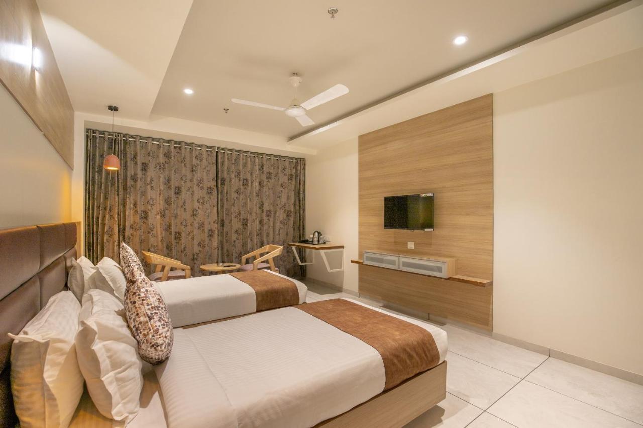 Hotel Silvera Grand Ahmadabad Zewnętrze zdjęcie