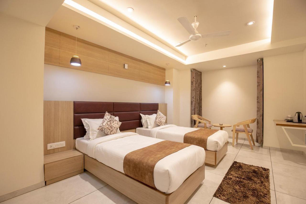 Hotel Silvera Grand Ahmadabad Zewnętrze zdjęcie
