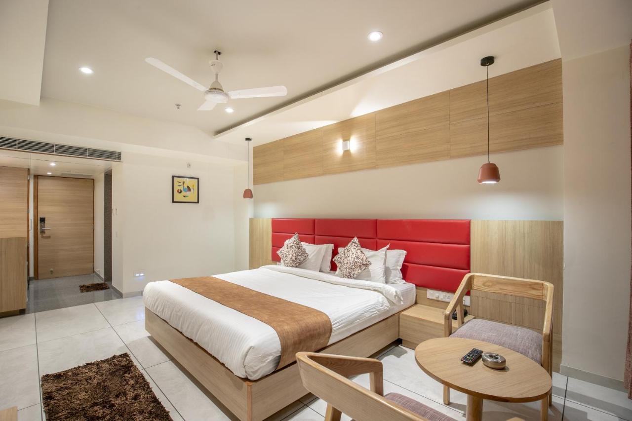 Hotel Silvera Grand Ahmadabad Zewnętrze zdjęcie