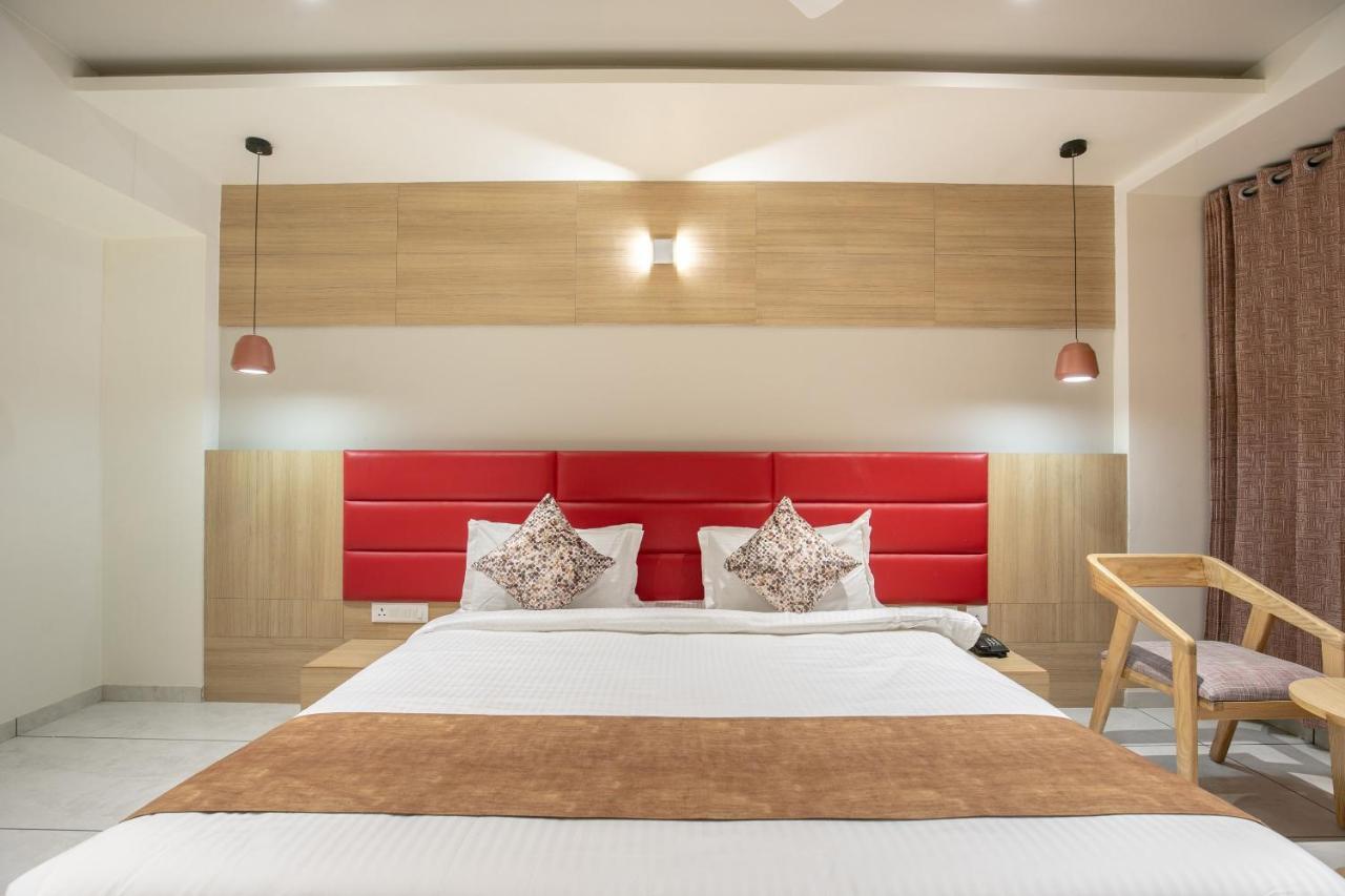 Hotel Silvera Grand Ahmadabad Zewnętrze zdjęcie