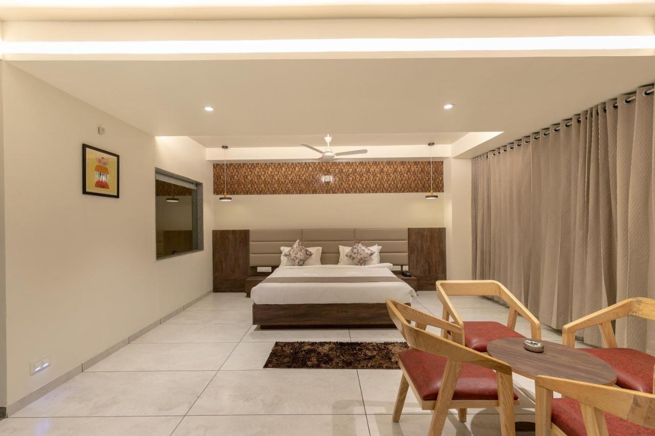 Hotel Silvera Grand Ahmadabad Zewnętrze zdjęcie