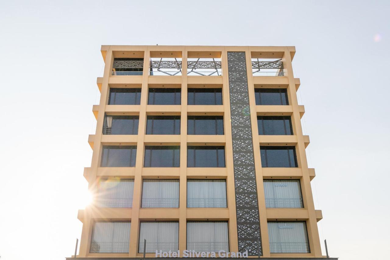 Hotel Silvera Grand Ahmadabad Zewnętrze zdjęcie