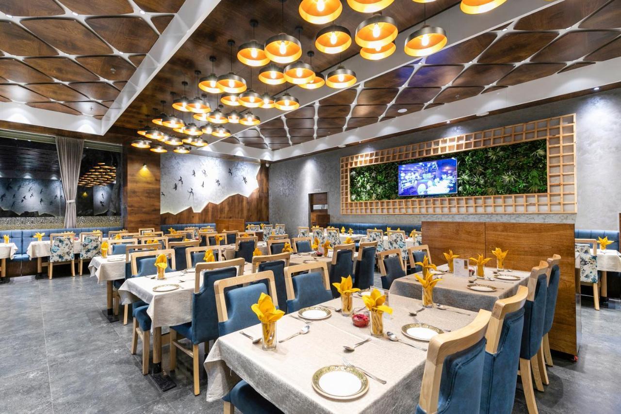 Hotel Silvera Grand Ahmadabad Zewnętrze zdjęcie