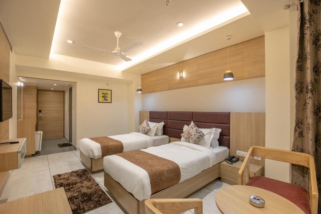 Hotel Silvera Grand Ahmadabad Zewnętrze zdjęcie
