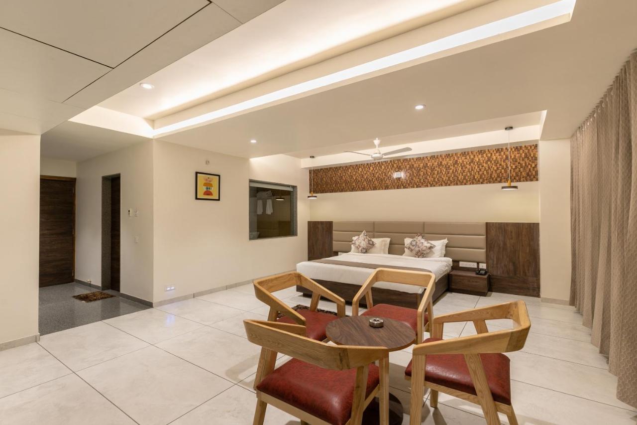 Hotel Silvera Grand Ahmadabad Zewnętrze zdjęcie