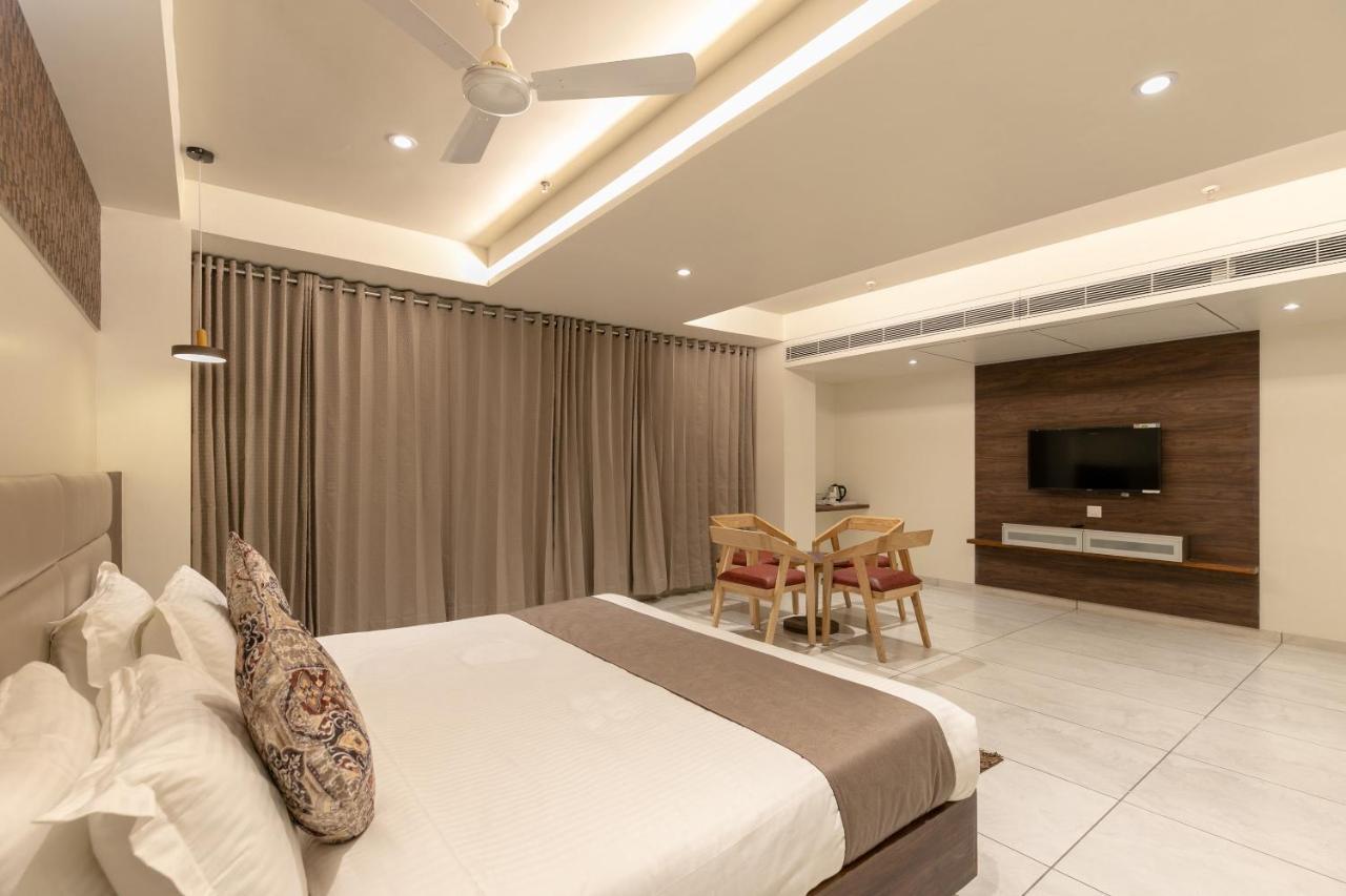 Hotel Silvera Grand Ahmadabad Zewnętrze zdjęcie