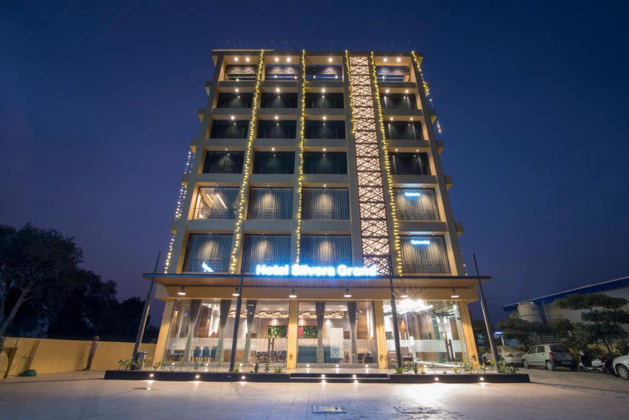 Hotel Silvera Grand Ahmadabad Zewnętrze zdjęcie