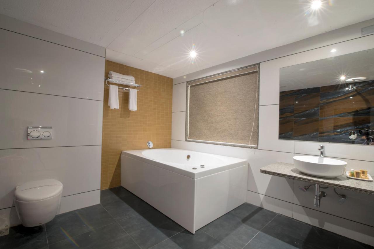Hotel Silvera Grand Ahmadabad Zewnętrze zdjęcie