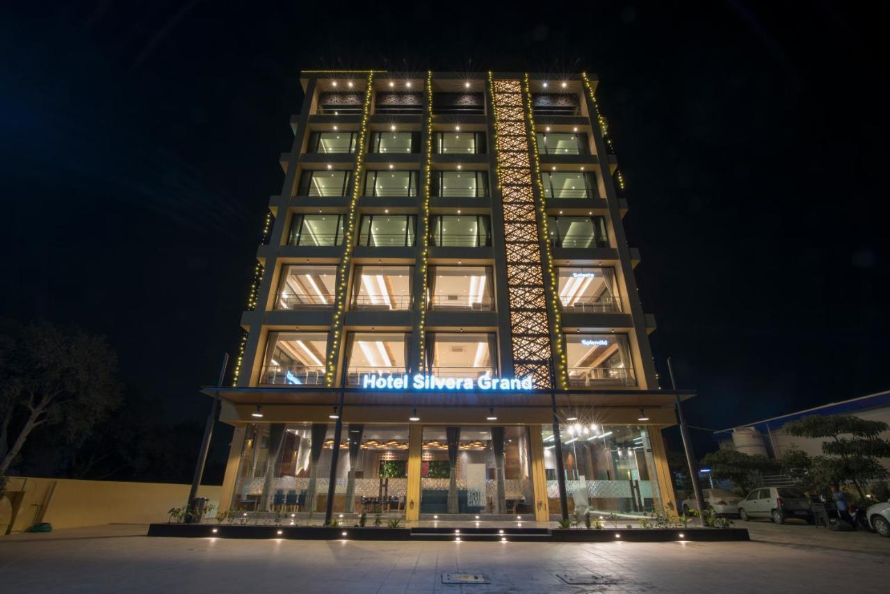 Hotel Silvera Grand Ahmadabad Zewnętrze zdjęcie