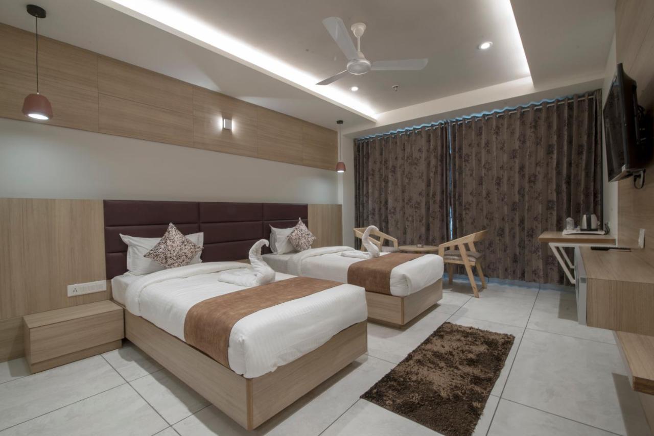 Hotel Silvera Grand Ahmadabad Zewnętrze zdjęcie
