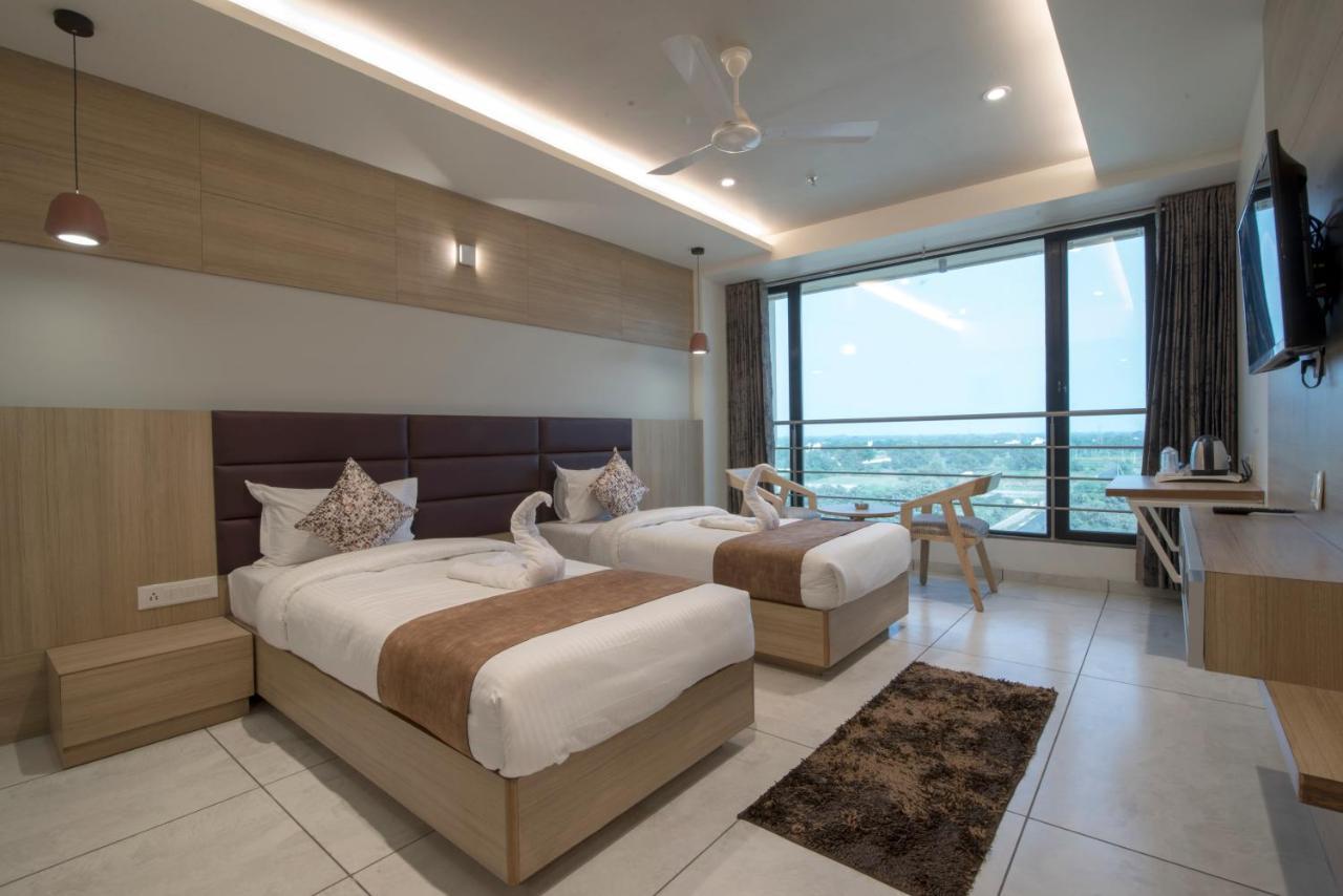 Hotel Silvera Grand Ahmadabad Zewnętrze zdjęcie
