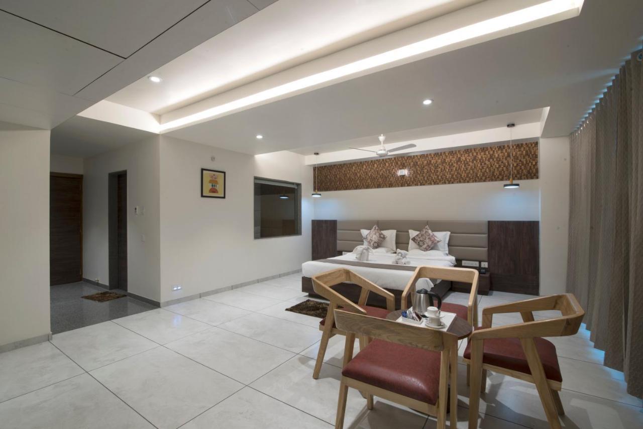 Hotel Silvera Grand Ahmadabad Zewnętrze zdjęcie