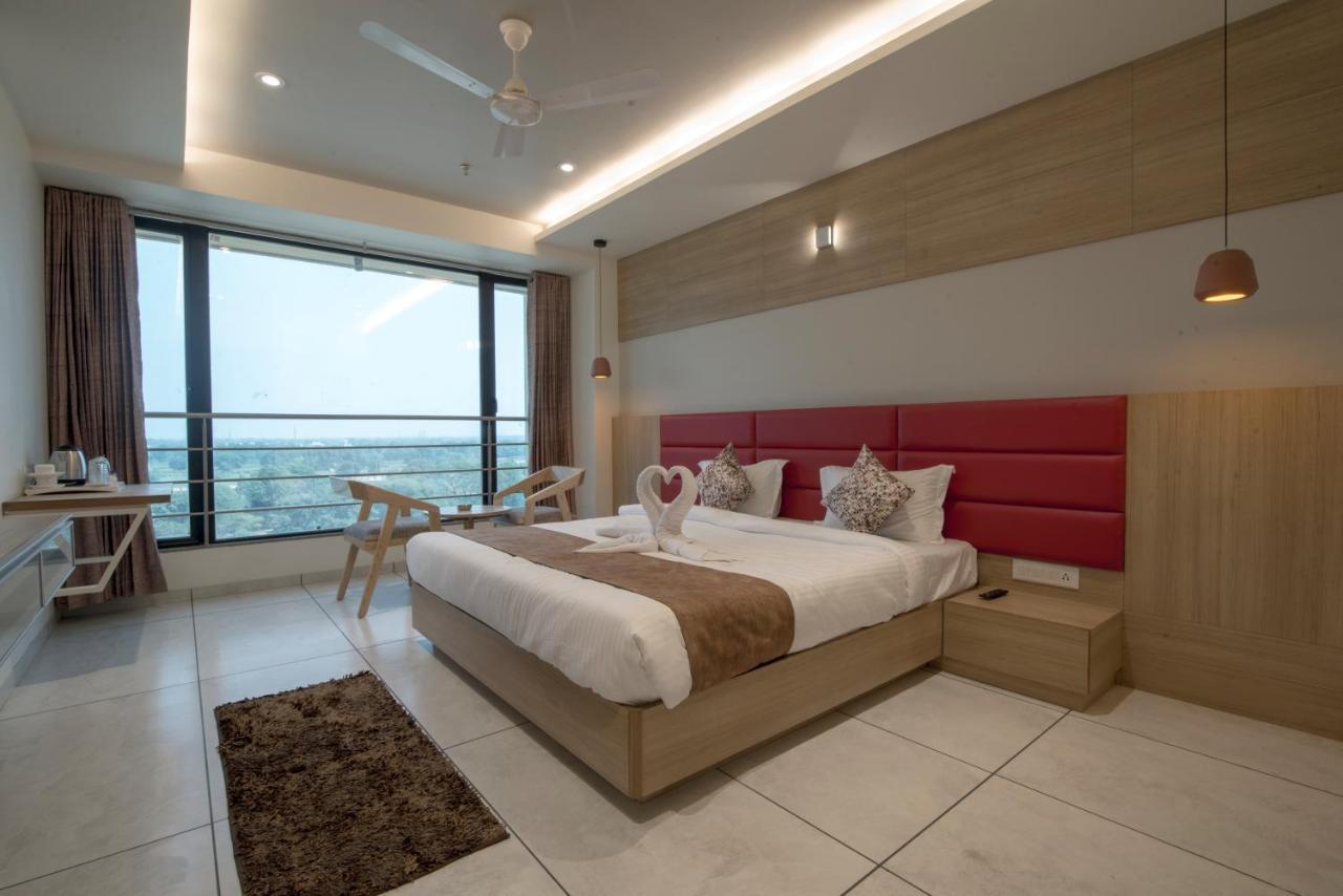 Hotel Silvera Grand Ahmadabad Zewnętrze zdjęcie