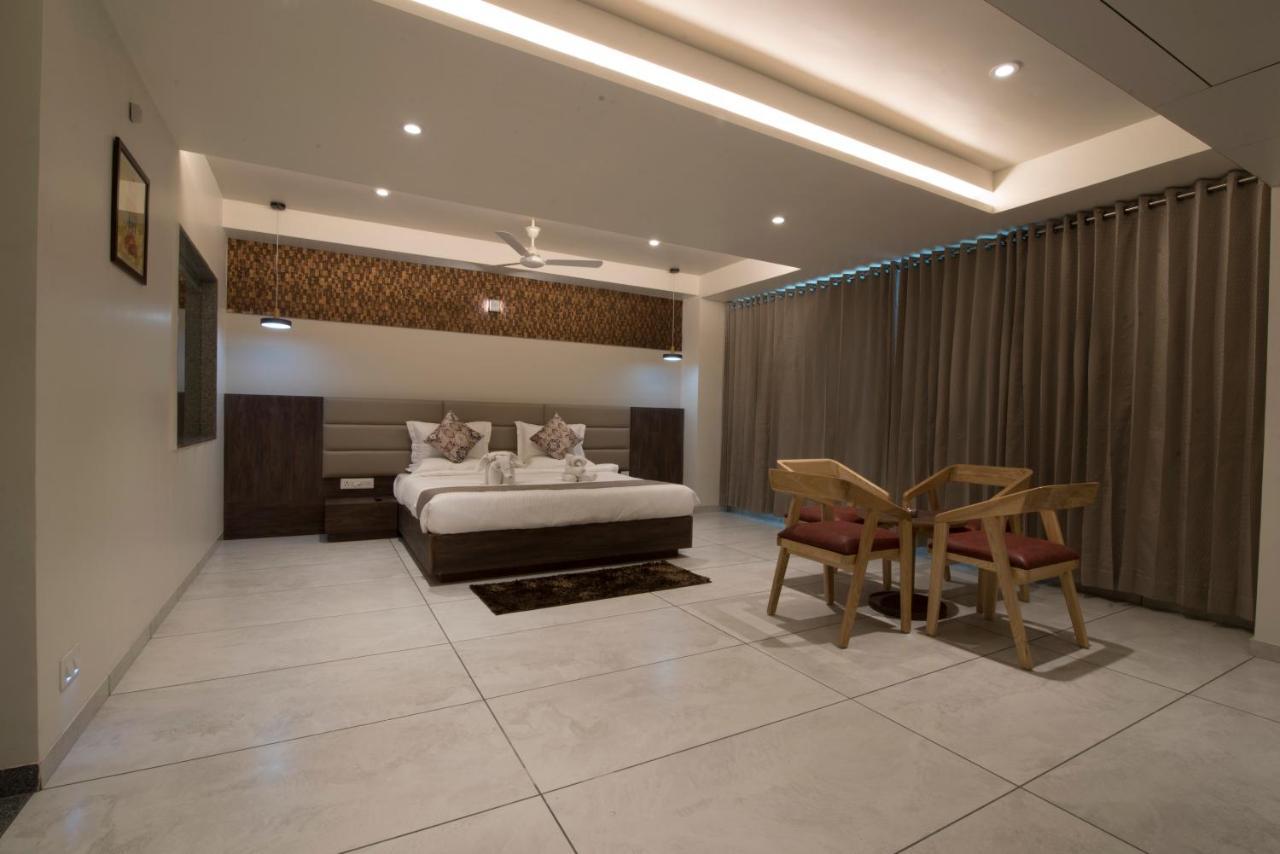 Hotel Silvera Grand Ahmadabad Zewnętrze zdjęcie