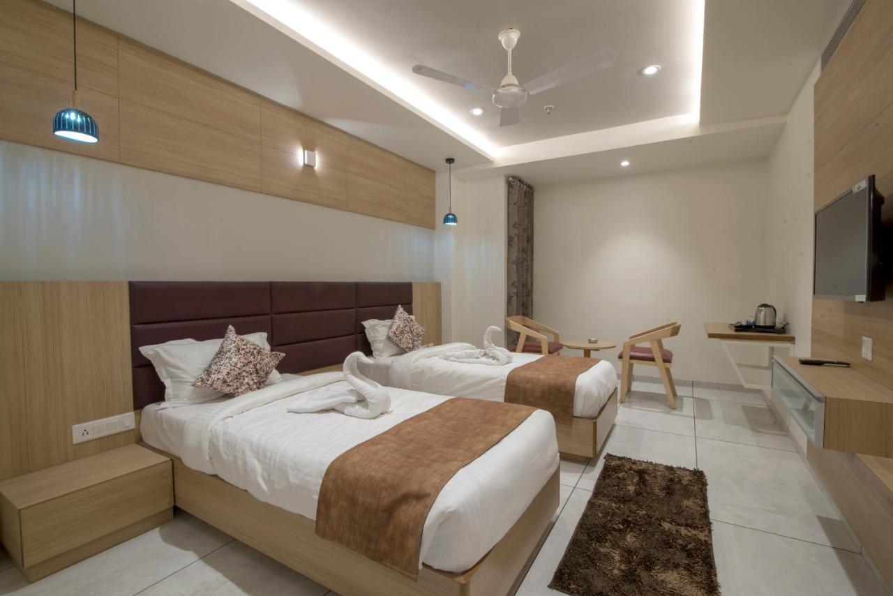 Hotel Silvera Grand Ahmadabad Zewnętrze zdjęcie